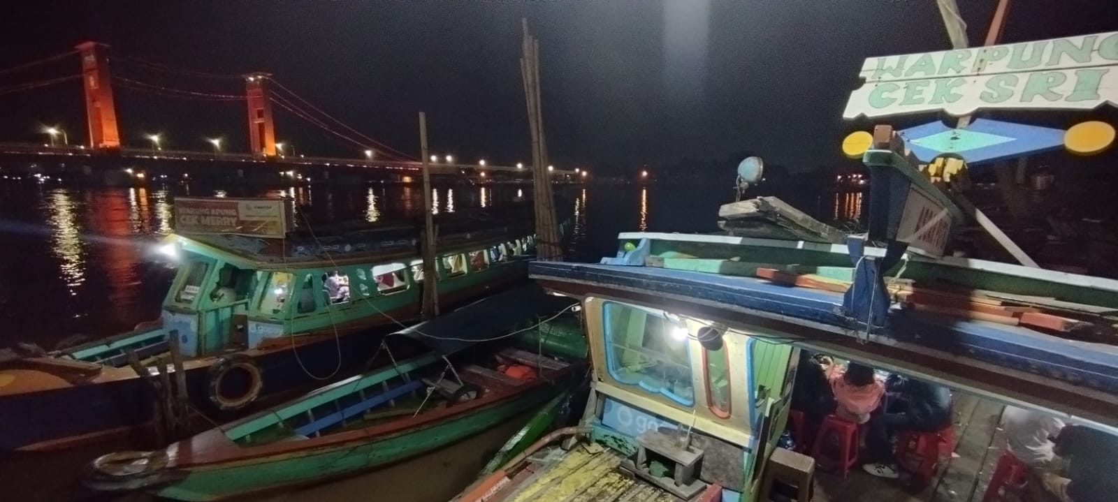 Pempek Perahu Benteng Kuto Besak, Sensasi Kuliner Malam Terapung di Sungai Musi