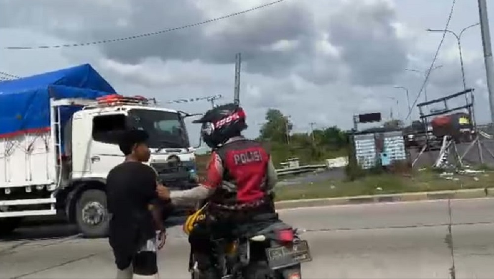 Pemalak Tertangkap Tangan di Lampu Merah Exit Tol Kramasan Arah Lampung