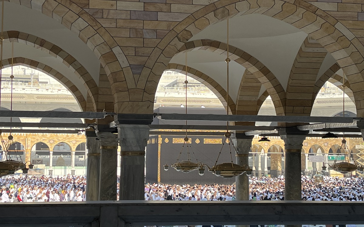 Jemaah Umrah Diminta Tidak Sibuk Selfie, Memahami Pentingnya Menghargai Tempat Ibadah