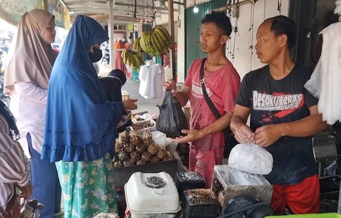 Pedagang Santan di Prabumulih Panen Rezeki, Sehari 2000 Kelapa Terjual!