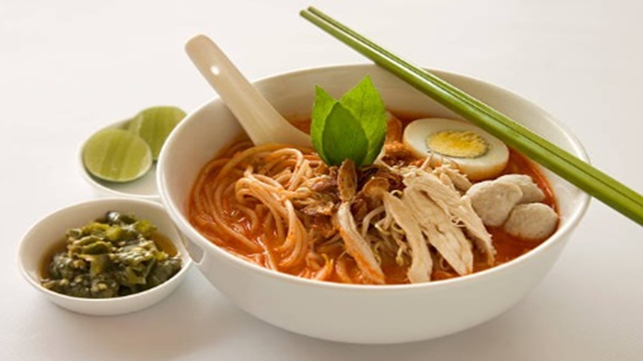 Mie Kuah Laksan: Sajian Santan Gurih Pedas Khas Palembang yang Penuh Aroma Rempah