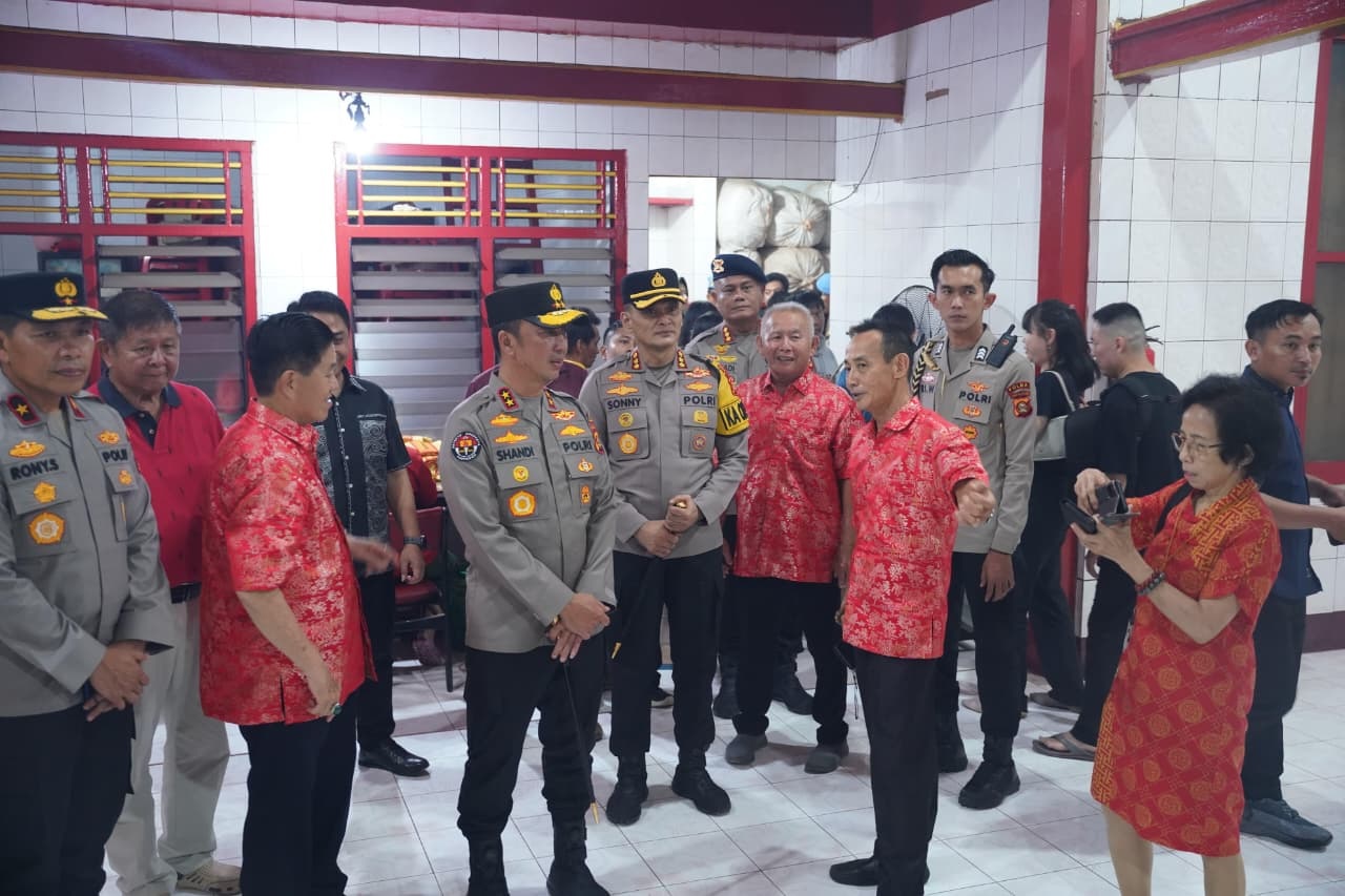 Didampingi Kapolrestabes Palembang, Kapolda Sumsel Tinjau Pengamanan Imlek di Sejumlah Klenteng Palembang