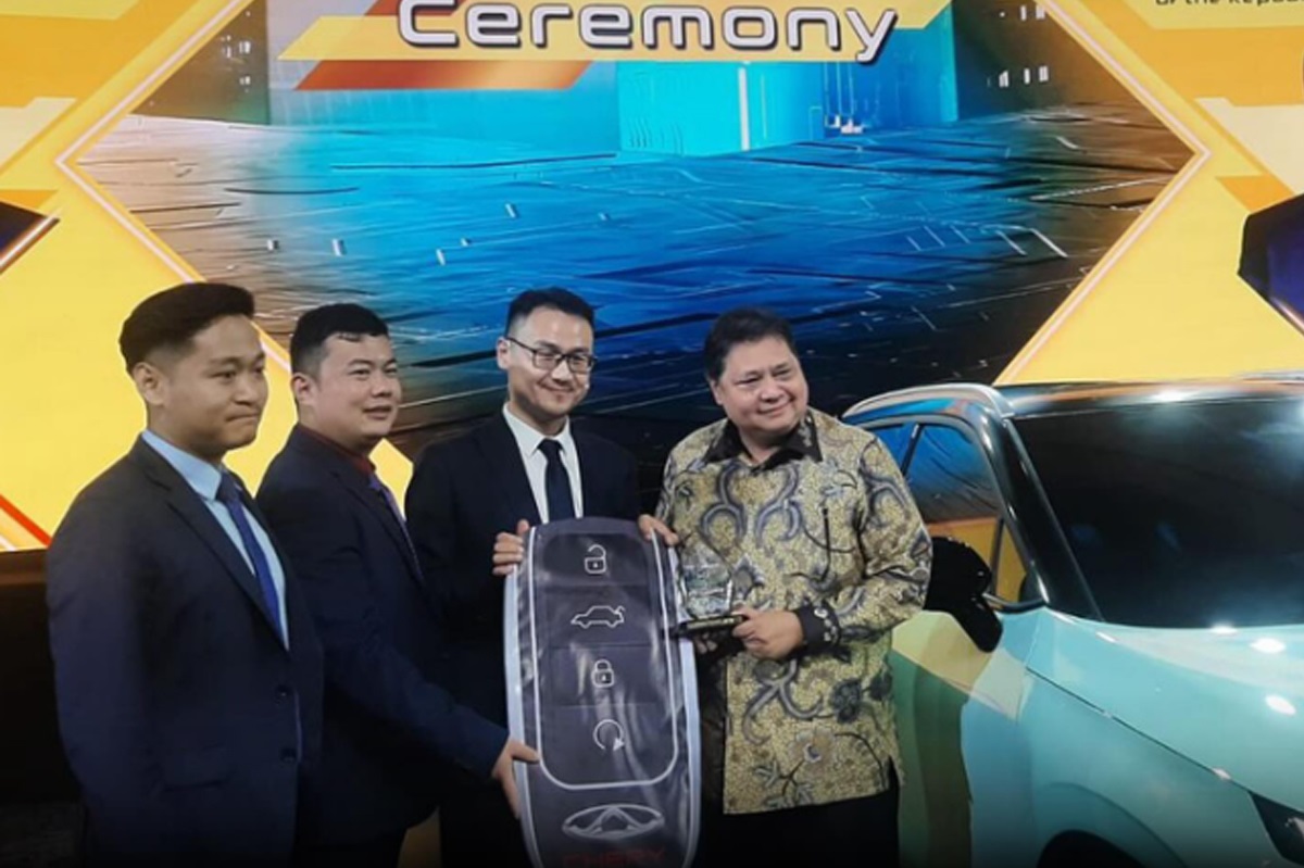 Airlangga Hartarto Jadi Pemilik Pertama Mobil Listrik Chery Omoda E5 di Dunia