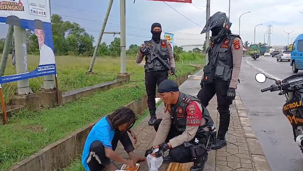 Personel Polres Ogan Ilir Peduli ODGJ, Beri Makanan dan Pakaian