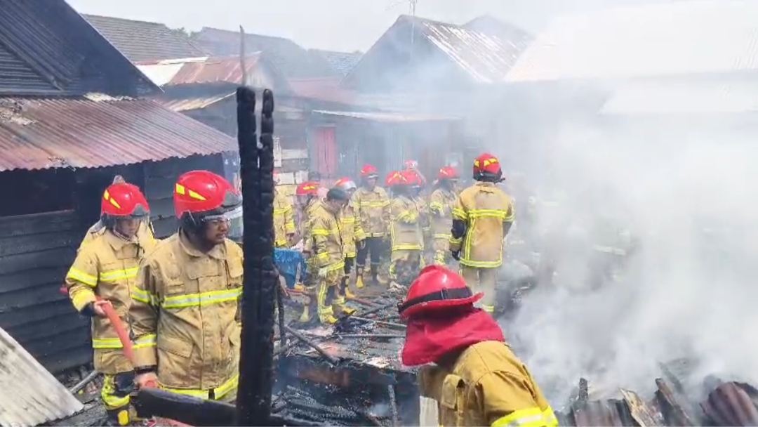 Diduga Korsleting Listrik Empat Rumah di Lorong Sederhana Diamuk Si Jago Merah
