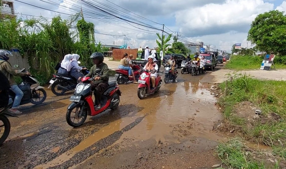 Jalan Tegal Binangun di Banyuasin Rusak Parah, Lubang Besar Tergenang Air Ancam Keselamatan Pengendara