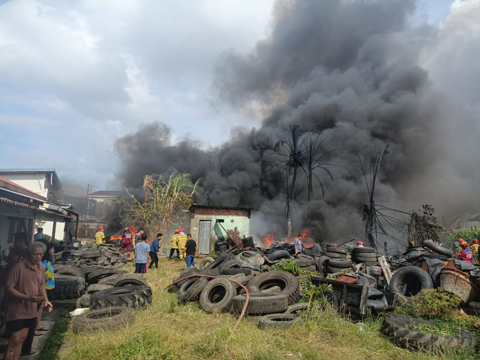 Gudang Penampungan Ban Bekas Terbakar, Tumpukan Ban Dilalap Sijago Merah