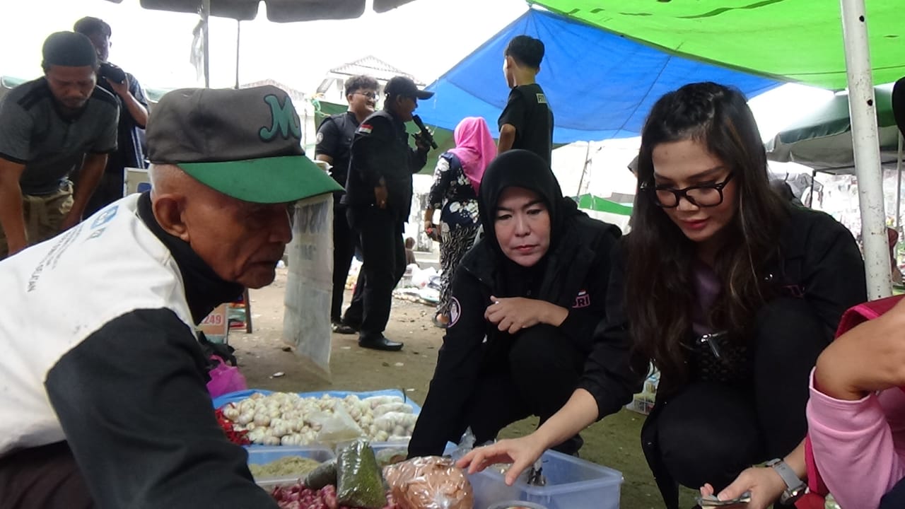 Fitrianti Sapa Pedagang Pasar Lunjuk Jaya dan Gelar Tebus Murah