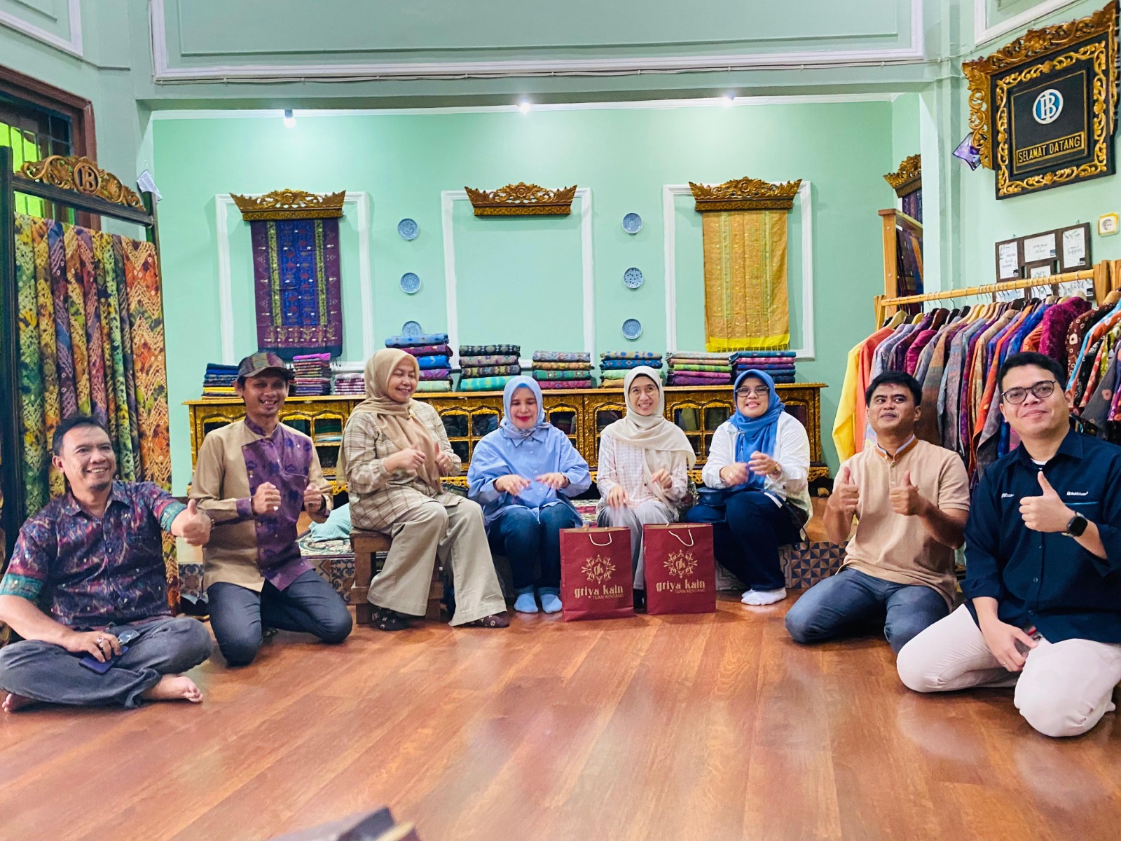 Tenun Tuan: Dari Warisan Keluarga Menuju Asa Pelestarian Budaya Palembang