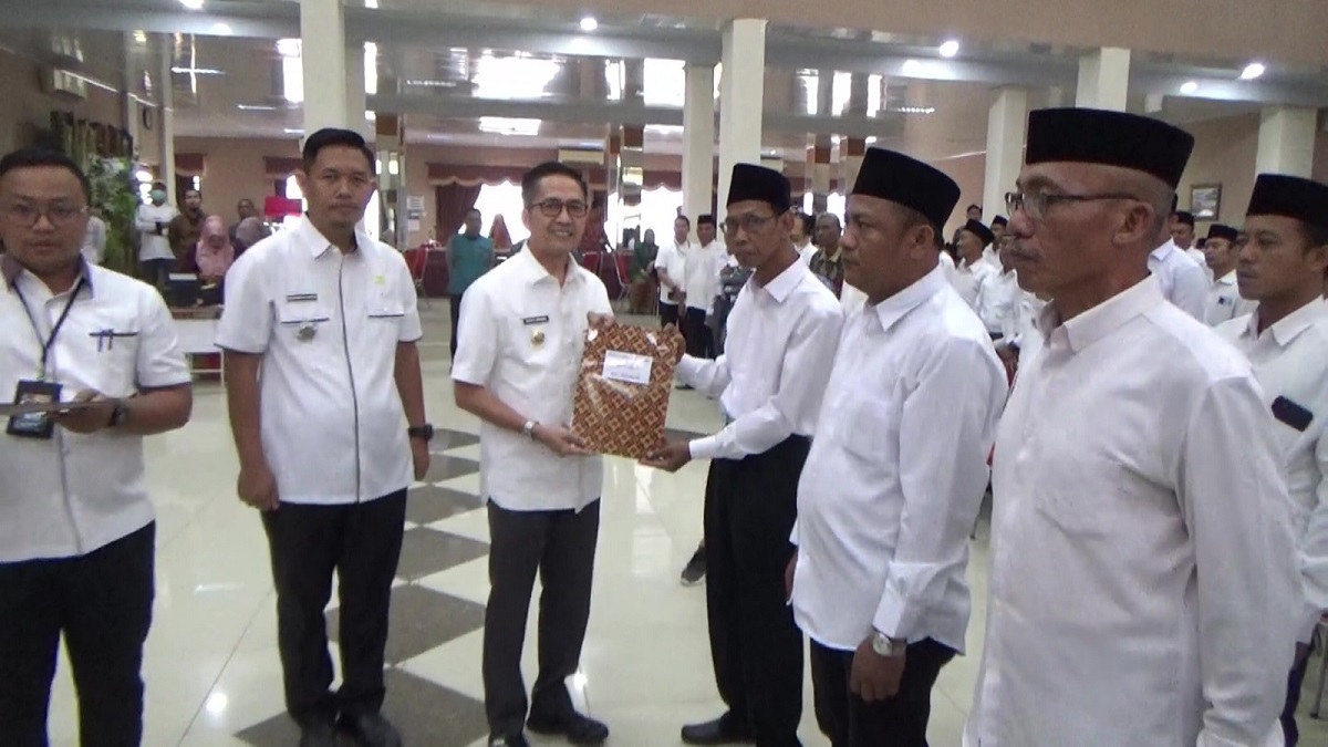 Pj Walikota Palembang Ratu Dewa Lantik Serentak RT dan RW Se-Kecamatan Sukarami