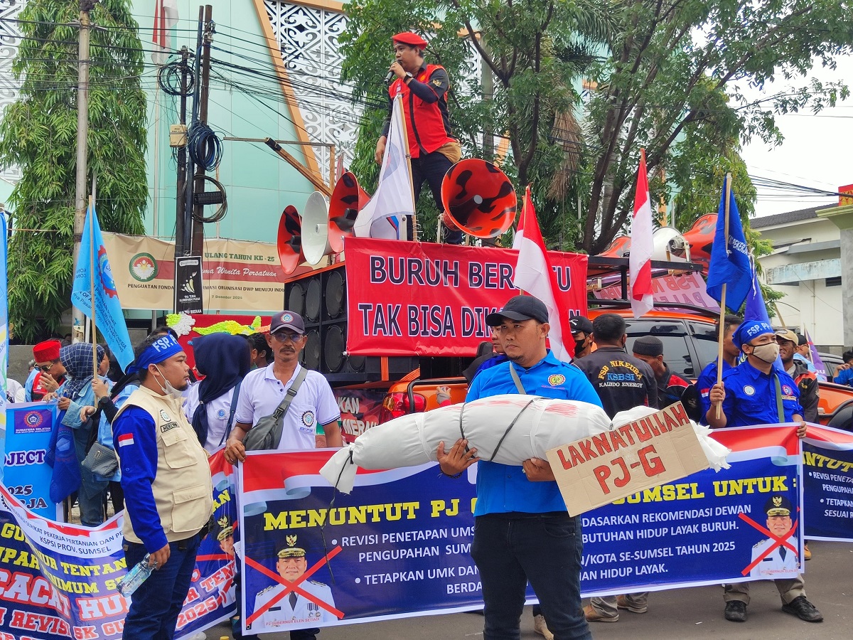 Ratusan Buruh Gelar Aksi di Kantor Gubernur Sumsel, Tuntut Revisi UMSP Sumsel 2025