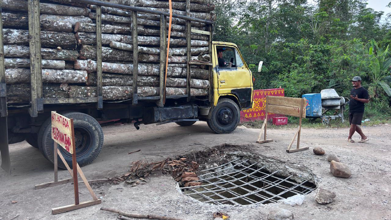 Kerangka Besi Terkuak, Jembatan Jalan Lintas Kabupaten di Kecamatan Payaraman Nyaris Ambruk