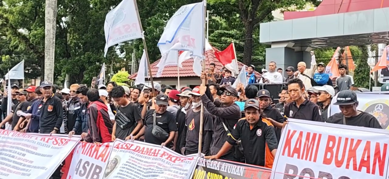 Ratusan Sopir Truk Gelar Aksi di Kantor Gubernur Sumsel, Tuntut Revisi Kebijakan Solar dan Jam Operasional 