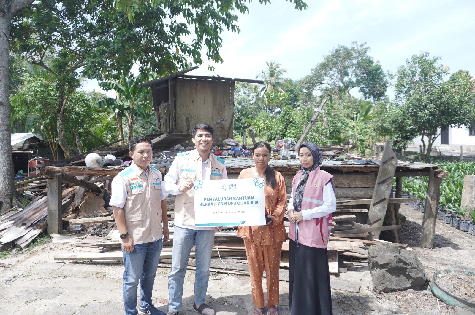 YBM PLN UP3 Ogan Ilir Salurkan Bantuan kepada Warga Korban Rumah Roboh di Sukaraja Baru