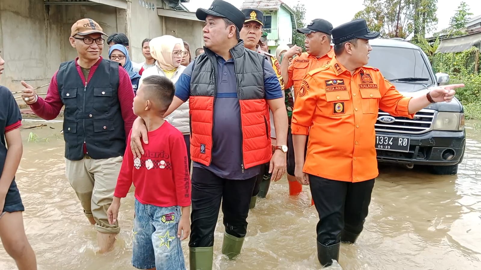 Terima Laporan Warga, Bupati Dan Wakil Bupati Banyuasin Gerak Cepat Langsung Tinjau Korban Banjir