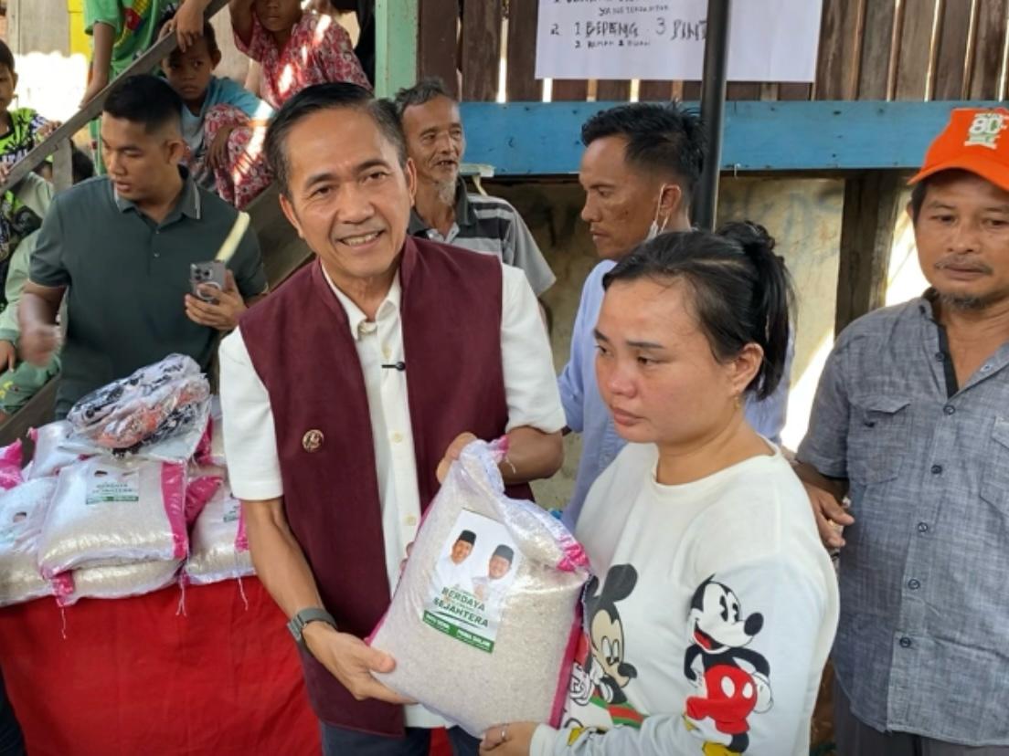 Walikota Palembang Salurkan Bantuan Bagi Korban Kebakaran Lorong Khotib