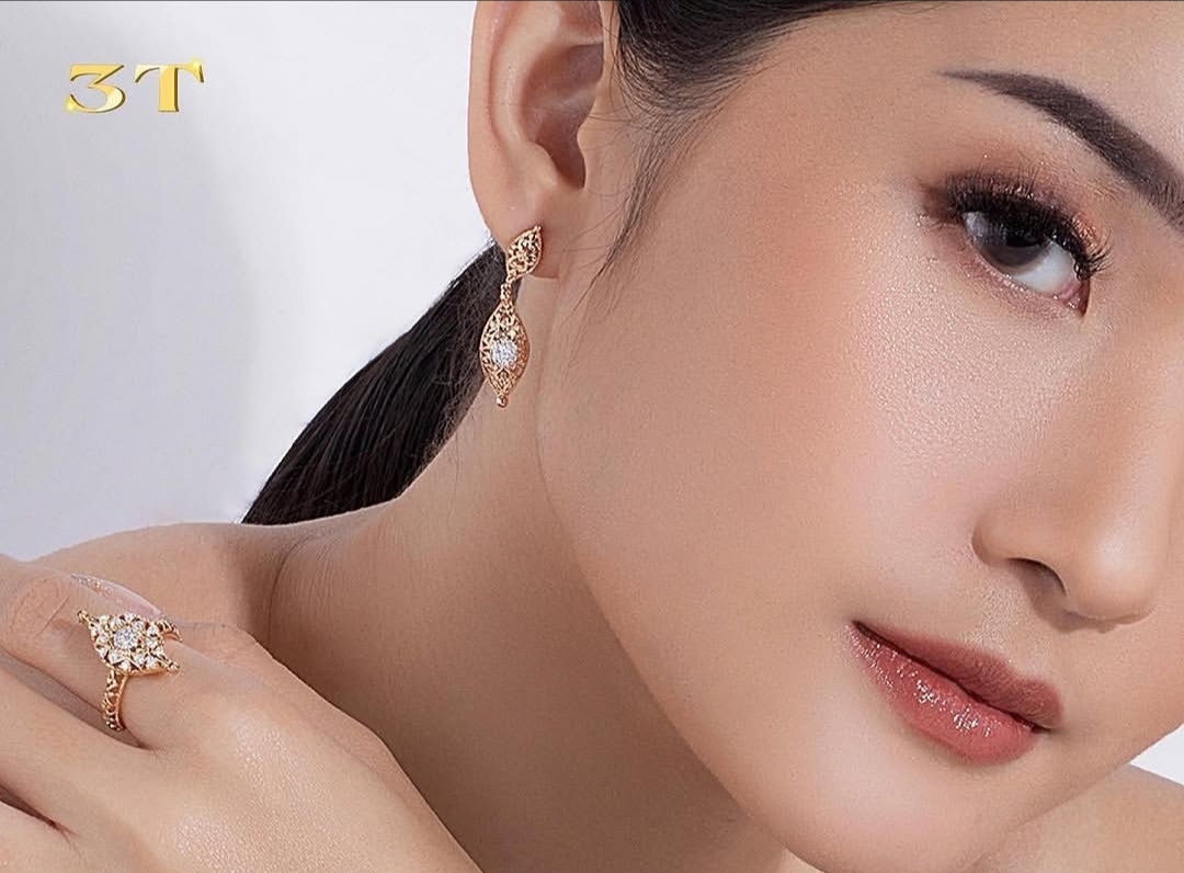 Inspirasi Anting Emas Berlian untuk Melengkapi Pernikahan Bertema Tradisional