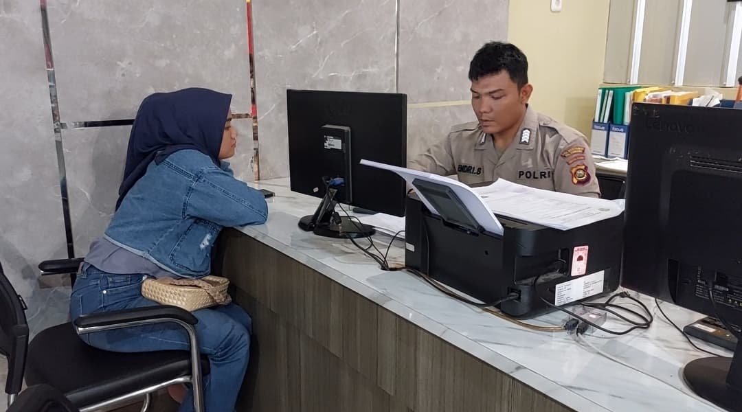 Pintu Rumah Dibuka Paksa, IRT Palembang Laporkan Oknum Sales ke Polrestabes.