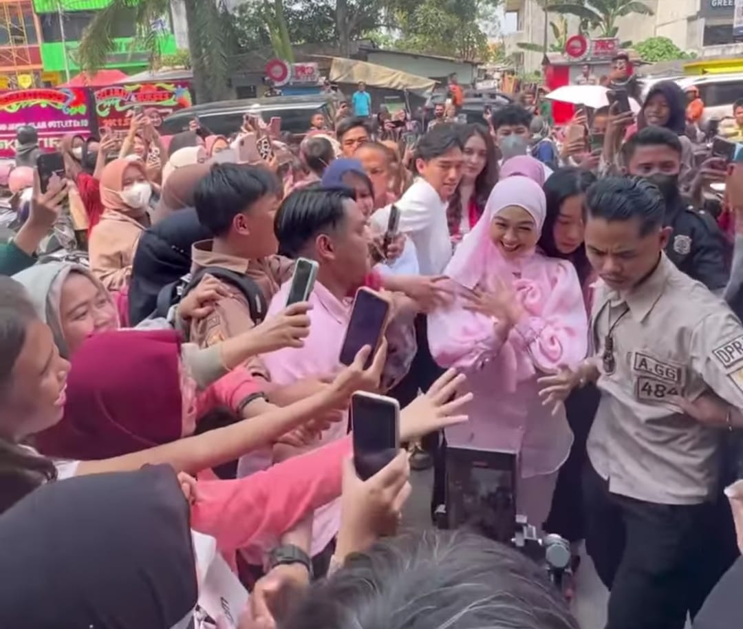 Balik Kampung Halaman, Youtuber Ria Ricis  Disambut Hangat Warga Palembang
