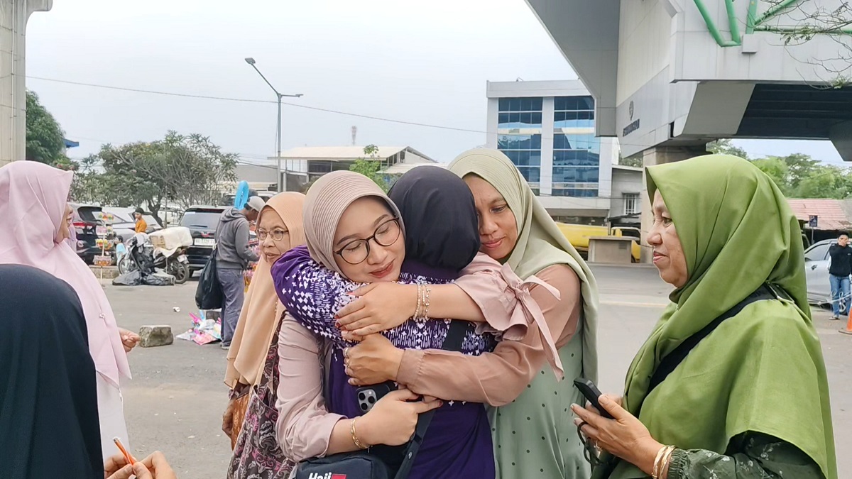 Momen Haru Warnai Kepulangan Jemaah Palembang