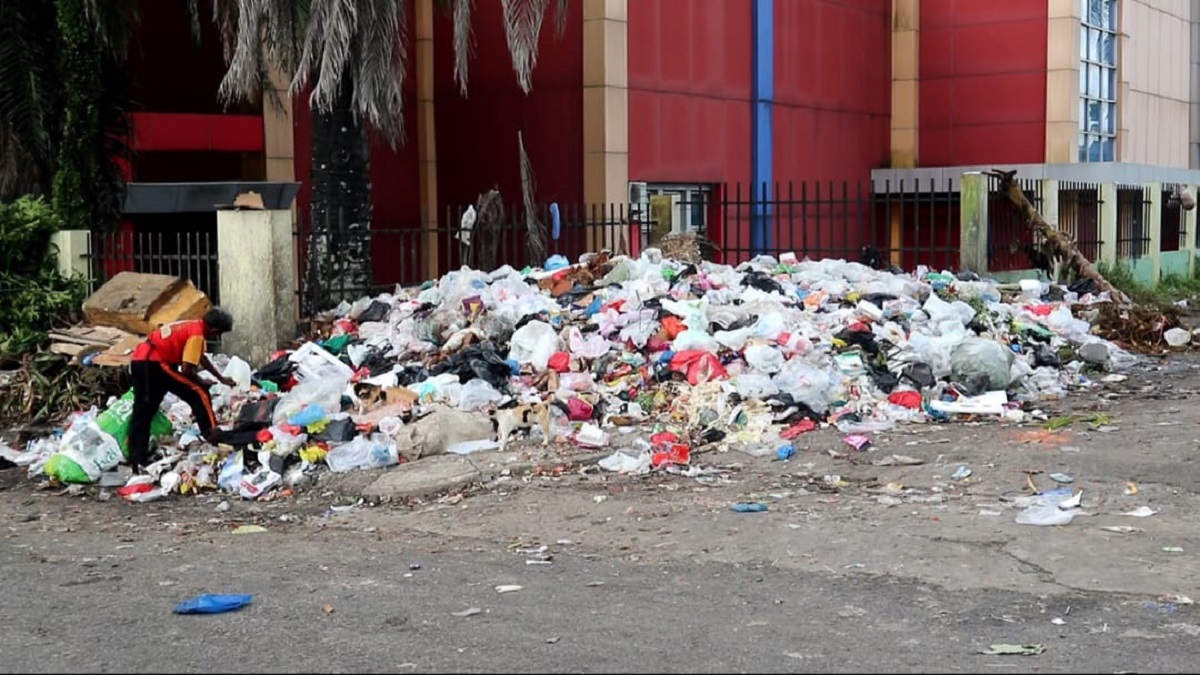 Banyak Sampah Menumpuk di Kota Prabumulih, Akses Jalan di TPA yang Rusak Menjadi Penyebabnya