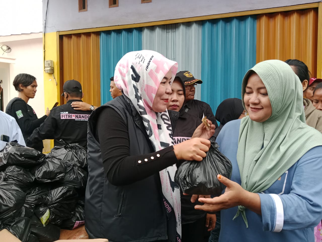 Calon Walikota Palembang, Fitrianti Agustinda Gencarkan Sembako Tebus Murah