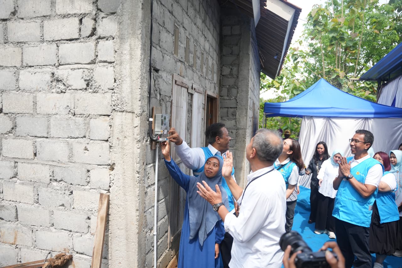 Terang yang Dinanti: Kisah Karmini Rasakan Kemerdekaan Energi Bersama PLN