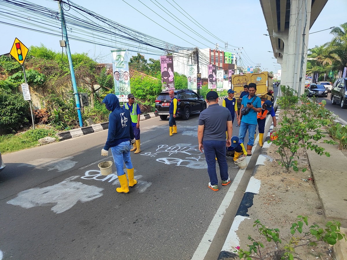 Aksi Nekat! Jalanan di Tengah Kota Palembang Jadi Kanvas Pelaku Vandalisme