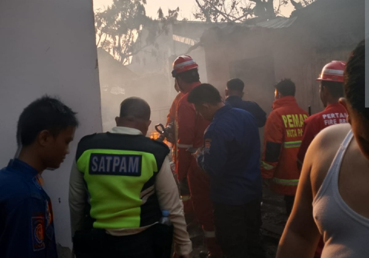 Diduga Konsleting Listrik, 2 Rumah Semi Permanen Hangus Terbakar Dilalap Sijago Merah