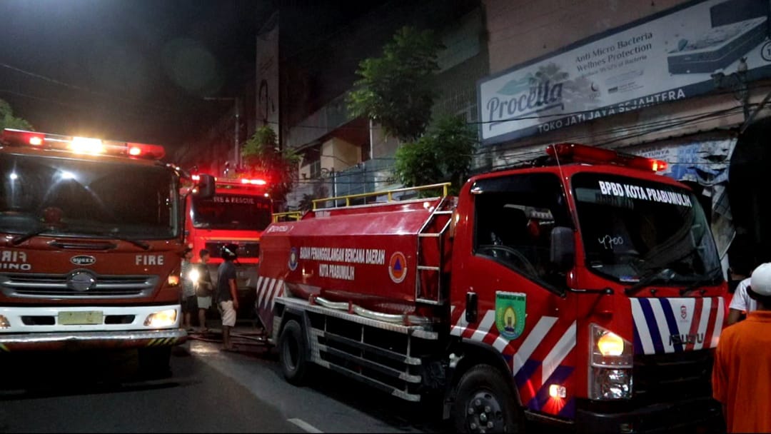 Toko Meuble Terbakar, 4 Mobil Damkar Turun untuk Padamkan Api
