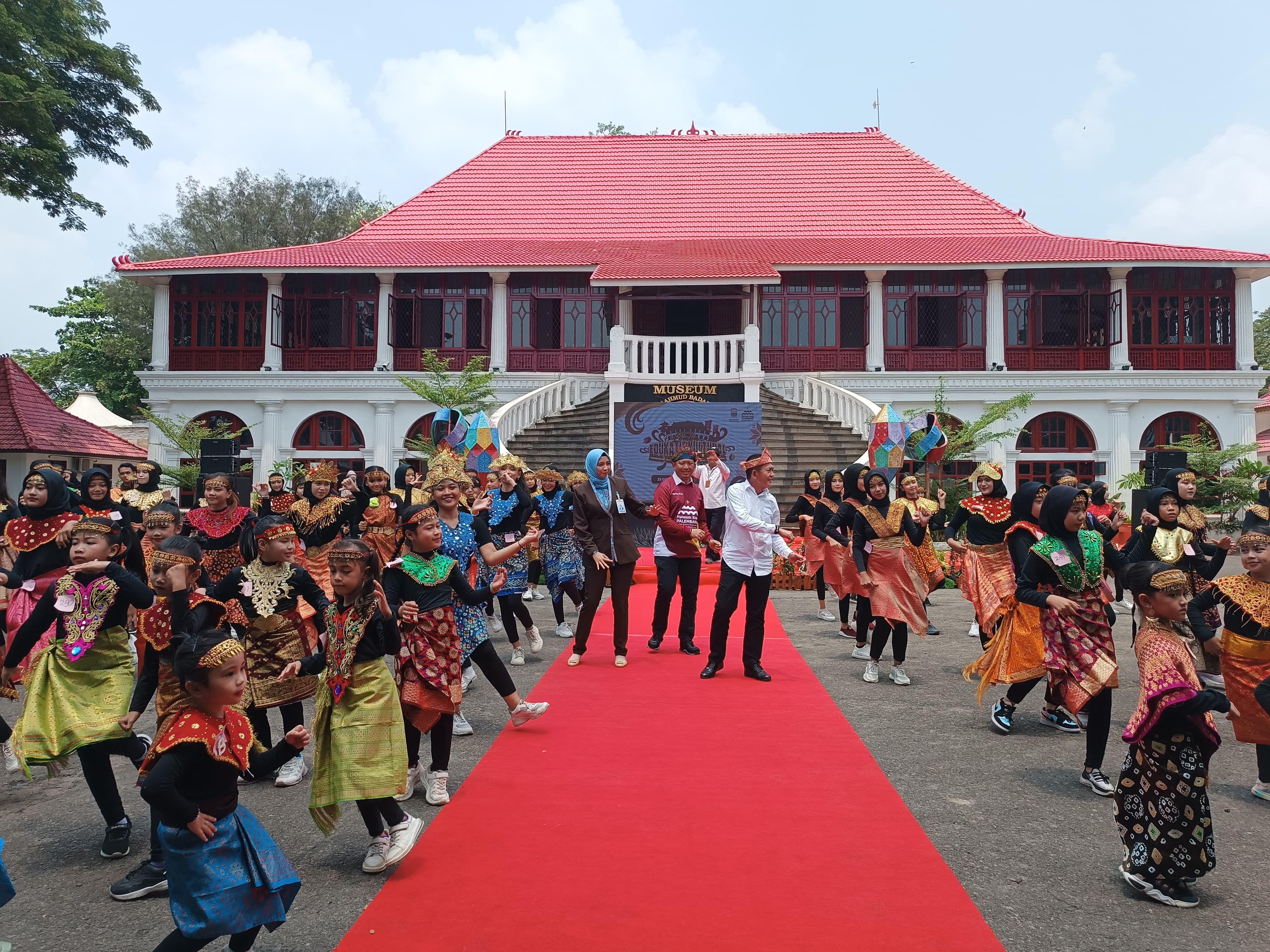 Sambut Hari Sumpah Pemuda, 300 Penari Anak Ramaikan Halaman Museum SMB II Palembang