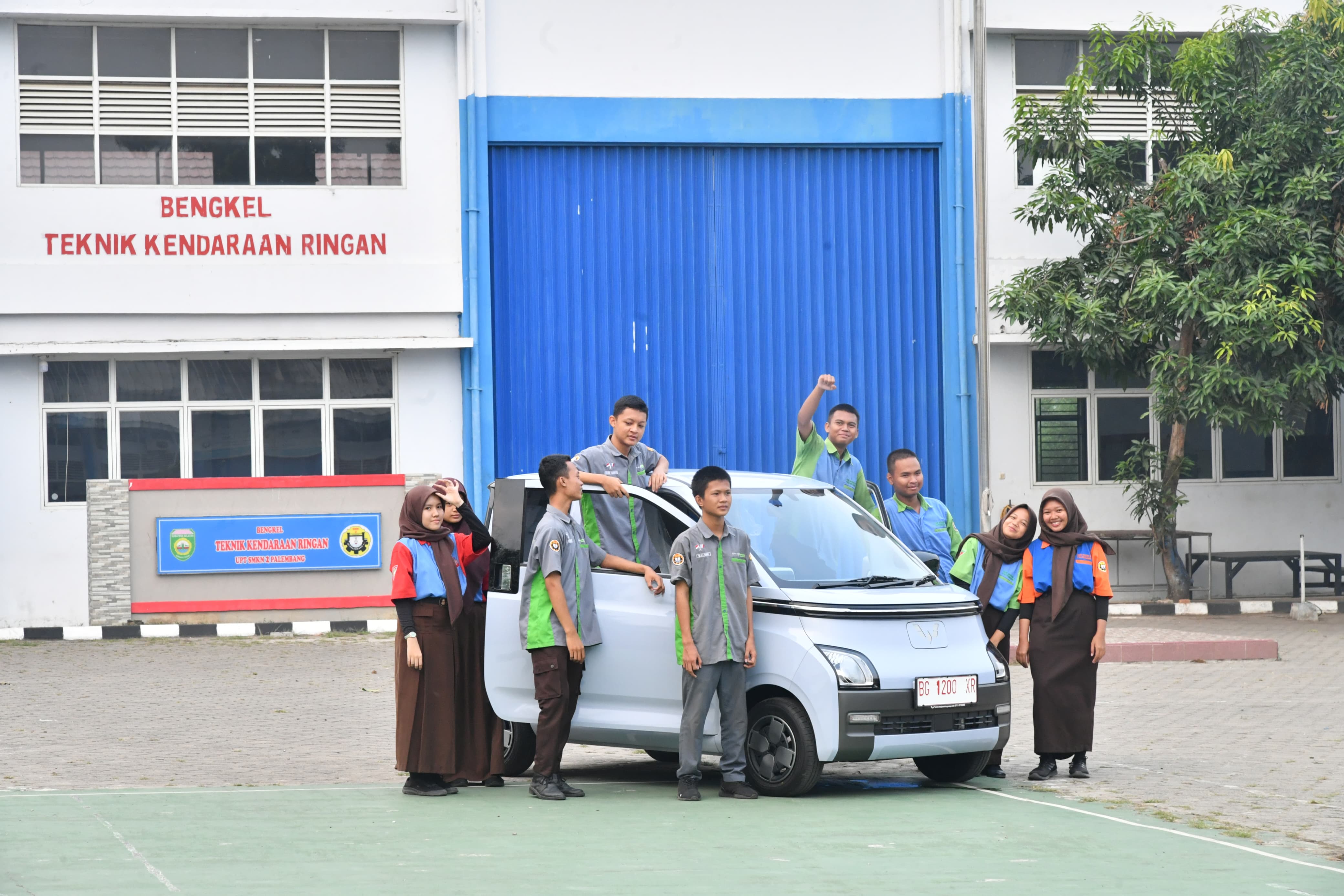 Alhamdulillah, Bantuan Mobil Listrik Presiden Jokowi Tiba di SMKN 2 Palembang 