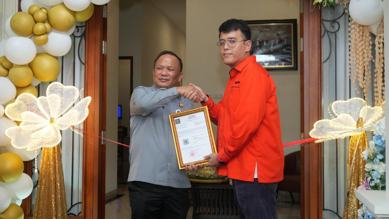 Kakanwil Kemenkum Sumsel Serahkan Sertifikat Terdaftar pada Peresmian Abbas Lawfirm