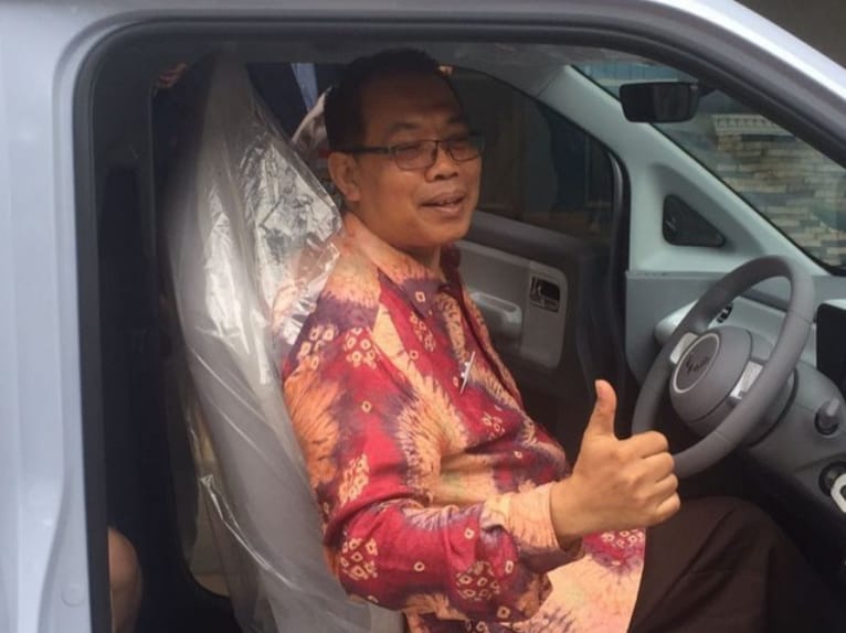 Kepala Sekolah SMKN 2 Palembang Test Drive Mobil Listrik Bantuan Presiden Jokowi