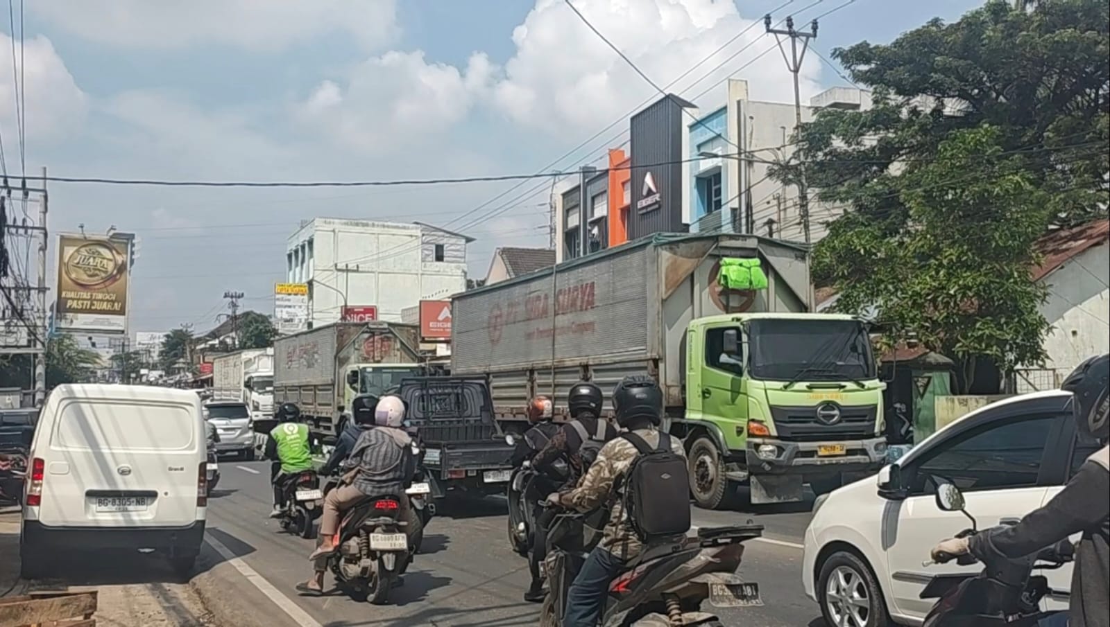 Truk Bertonase Besar Masih Nekat Melintas di Luar Jam Operasional Buat Warga Resah
