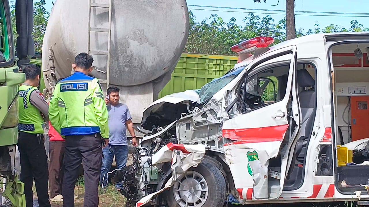 Ambulans dari Muba Alami Lakalantas di Jalintim Banyuasin, Sopir Patah Kaki dan 6 Penumpang Luka