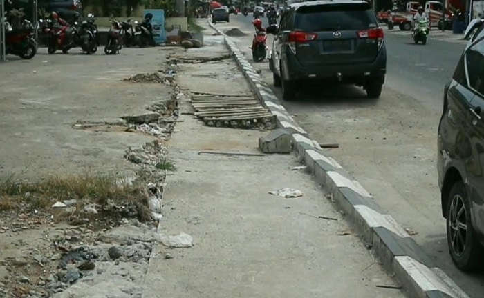 Dahulu Debu, Kini Pembatas Jalan yang Tinggi Juga Dikeluhkan Pemilik Ruko di Prabumulih
