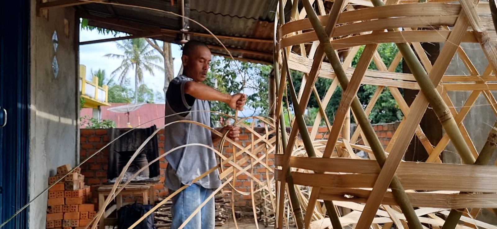 Musim Kemarau, Pengrajin Keranjang Anyaman Bambu di Pagar Alam Mengeluh Sepi Pembeli