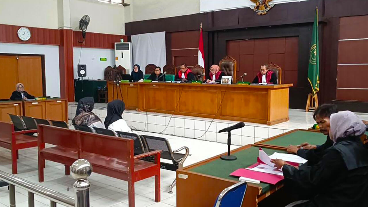 Asnaifah dan Kartila, 2 Terdakwa Penerbitan Ratusan Sertifikat PTSL 2019 Jalani Sidang Dakwaan