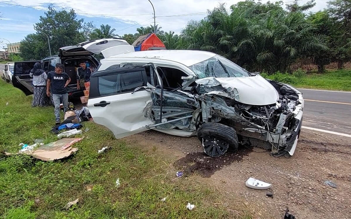 Akibat Sopir Kelelahan, Mobil Daihatsu Sigra Menabrak Truk Fuso Hingga Ringsek di Jalintim Palembang-Betung