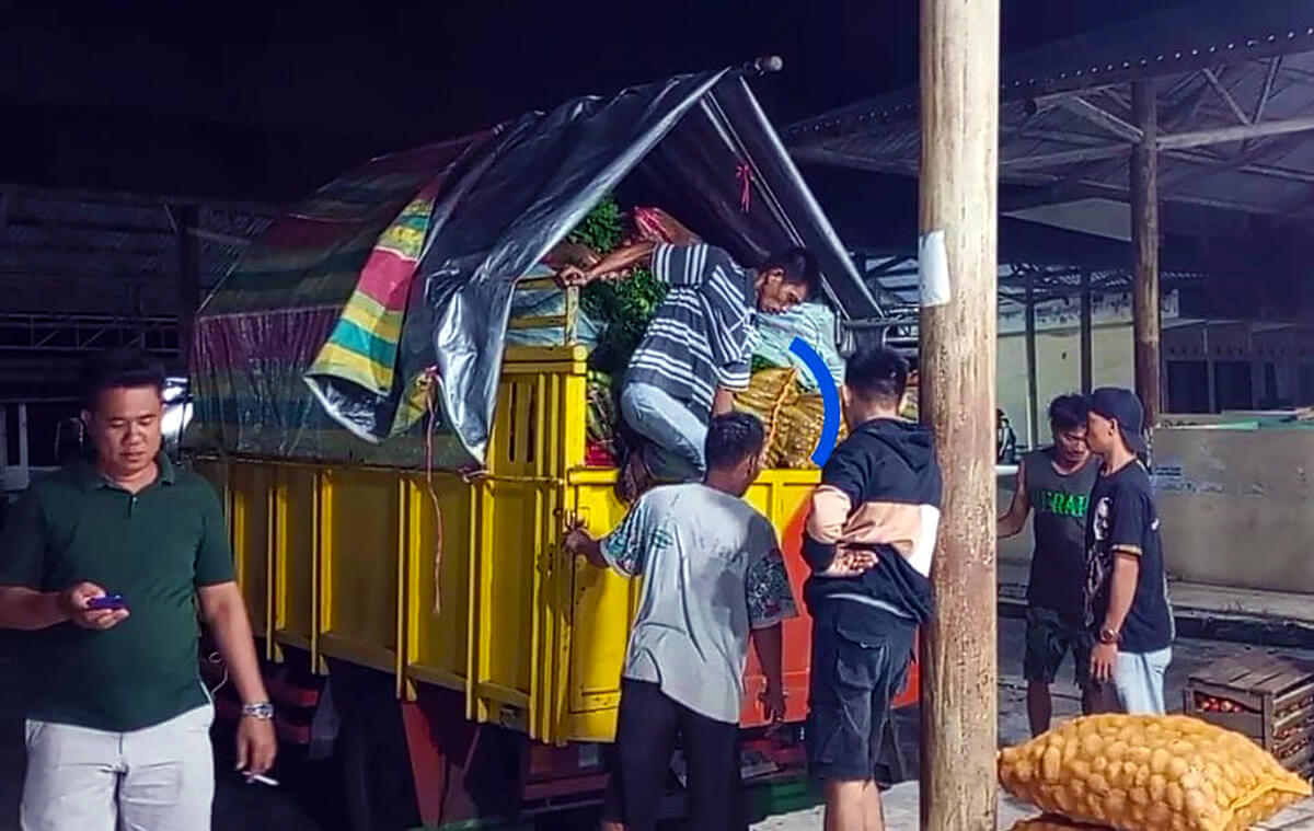 Aktivitas Bongkar Muat di Pasar Induk Batu Kuning Baturaja Mulai Terlihat Setelah Belasan Tahun Terbengkalai
