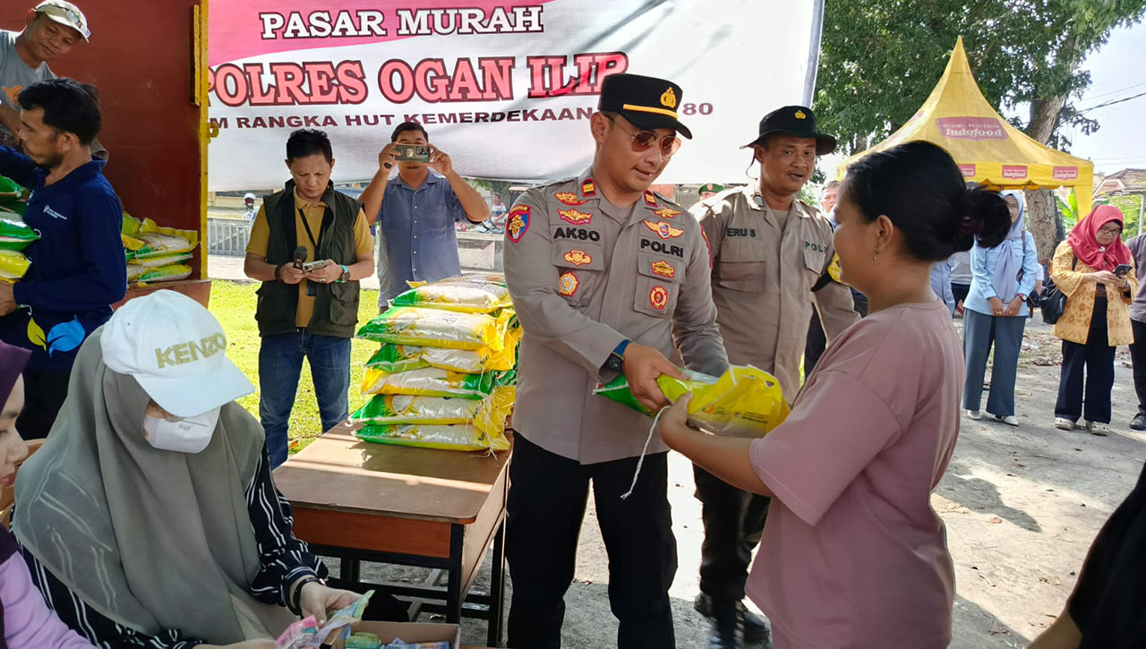 Polres Ogan Ilir Gelar Pasar Murah di Polsek Tanjung Batu, 50 Ton Beras Murah Ludes Terjual!
