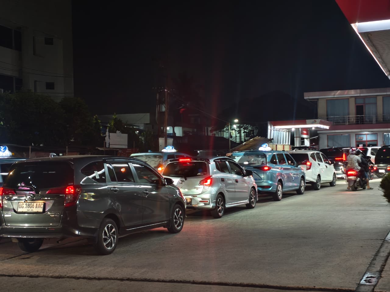 Diserbu Warga! SPBU di Palembang Padat dan Macet Akibat Isu BBM Naik