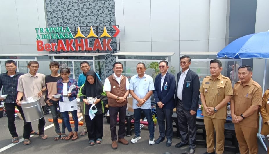 Bikin Haru, Tersangka Restorative Justice Terima Bantuan Gerobak Bakso Kejari Palembang