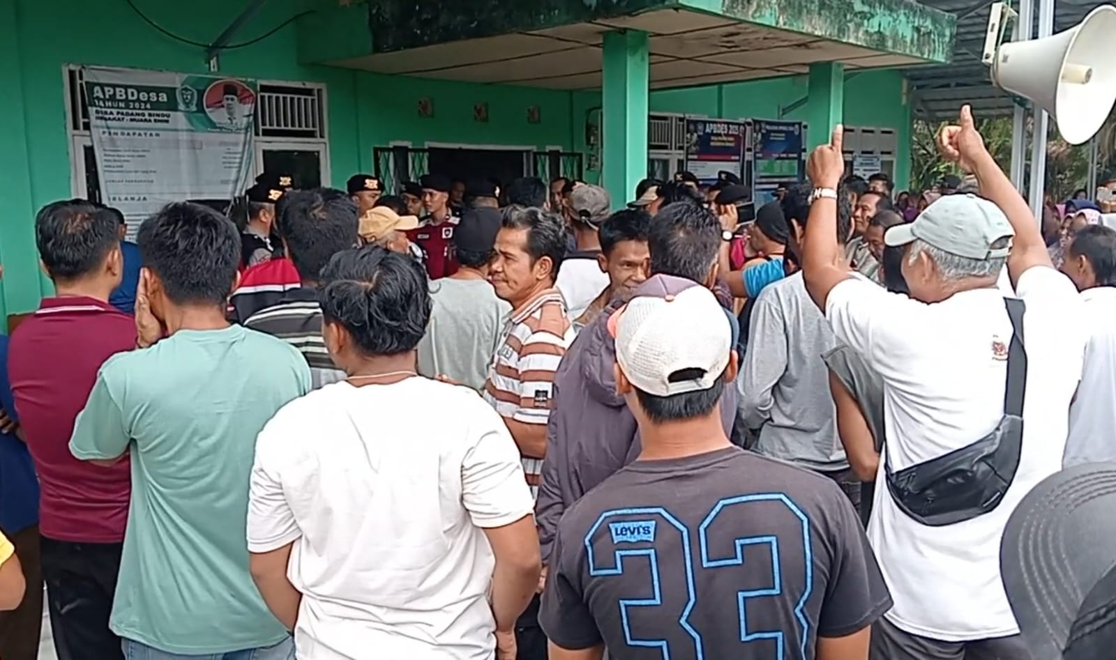 Warga Desa Padang Bindu Tuntut Bagi Hasil Kebun Plasma 