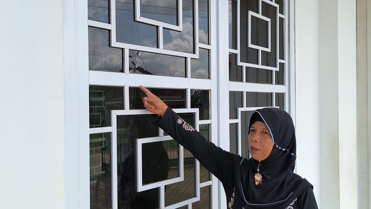 Heboh!! Kaca Masjid Ash Shomad Palembang Pecah Seperti Bekas Tembakan