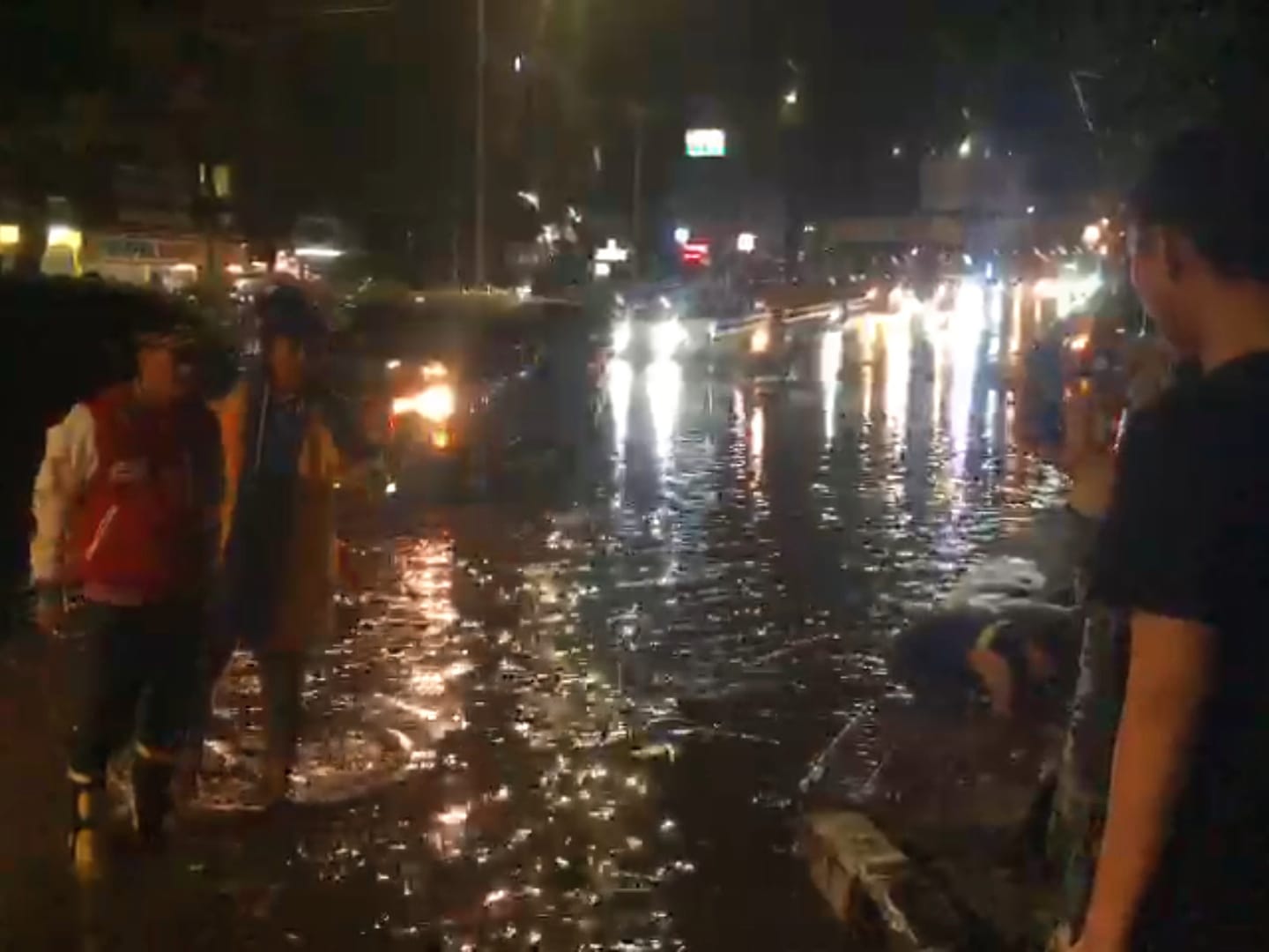Hujan Deras Guyur Palembang, Ratu Dewa Komandoi Langsung Penanganan Titik Rawan Banjir