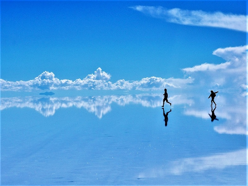 Yuk Jalan Jalan ke Negeri Cermin di Bolivia, Salar De Uyuni Wisata Cekukan Garam Terluas di Dunia