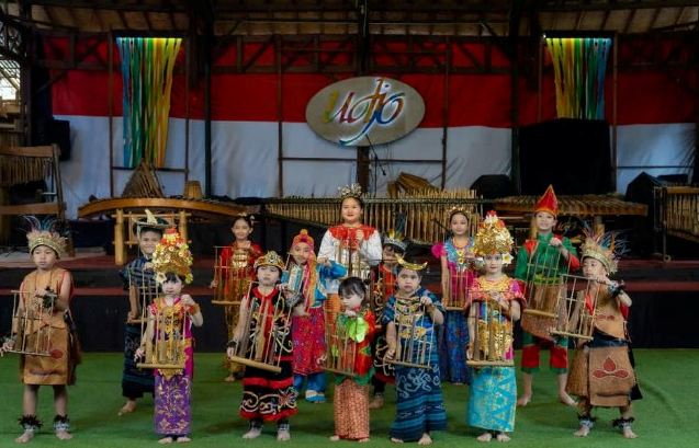 Bermain Sambil Belajar di Saung Angklung Udjo: Destinasi Edukasi yang Menghidupkan Kebudayaan