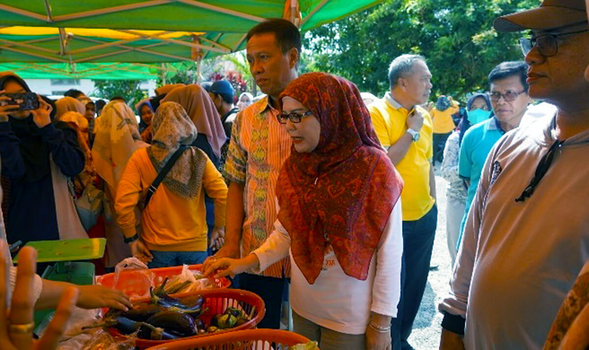 Jelang Hari Raya Iduladha 1445 H, Warga Serbu Pasar Murah di Halaman Dinas KPTPH OKI